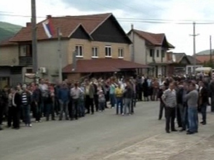 Meštani protstovali ispred policijske stanice (Foto: RTS)